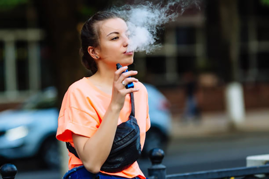 5 kulcsfontosságú tényező, amely az elektronikus cigarettatermékek tinédzserek általi használatát ösztönzi
